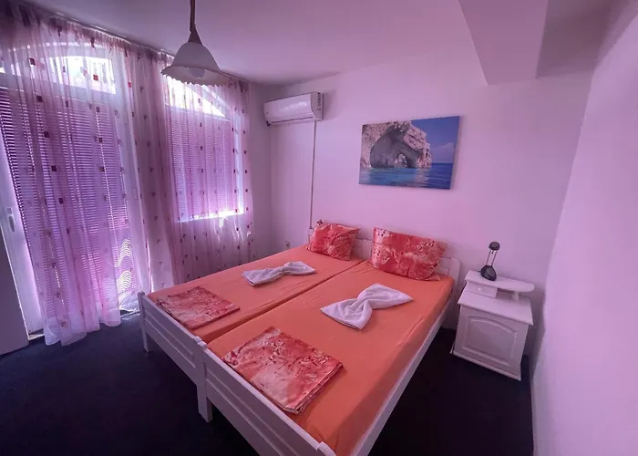 Къща за гости Flora Китен